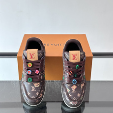 驴家 新配色 trainer运动鞋,本款 LV Trainer 运动鞋取材柔软粒面小牛皮,呈现纯净色调,后部#54标识追 驴家 新配色 trainer运动鞋,本款 LV Trainer 运动鞋取材柔软粒面小牛皮,呈现纯净色调,后部#54标识追