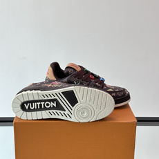 驴家 新配色 trainer运动鞋,本款 LV Trainer 运动鞋取材柔软粒面小牛皮,呈现纯净色调,后部#54标识追 驴家 新配色 trainer运动鞋,本款 LV Trainer 运动鞋取材柔软粒面小牛皮,呈现纯净色调,后部#54标识追