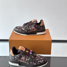 驴家 新配色 trainer运动鞋,本款 LV Trainer 运动鞋取材柔软粒面小牛皮,呈现纯净色调,后部#54标识追 驴家 新配色 trainer运动鞋,本款 LV Trainer 运动鞋取材柔软粒面小牛皮,呈现纯净色调,后部#54标识追
