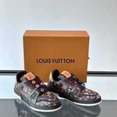 驴家 新配色 trainer运动鞋,本款 LV Trainer 运动鞋取材柔软粒面小牛皮,呈现纯净色调,后部#54标识追 驴家 新配色 trainer运动鞋,本款 LV Trainer 运动鞋取材柔软粒面小牛皮,呈现纯净色调,后部#54标识追