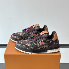 驴家 新配色 trainer运动鞋,本款 LV Trainer 运动鞋取材柔软粒面小牛皮,呈现纯净色调,后部#54标识追 驴家 新配色 trainer运动鞋,本款 LV Trainer 运动鞋取材柔软粒面小牛皮,呈现纯净色调,后部#54标识追