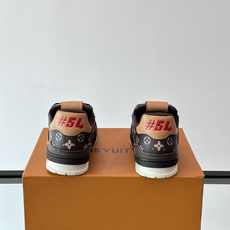 驴家 新配色 trainer运动鞋,本款 LV Trainer 运动鞋取材柔软粒面小牛皮,呈现纯净色调,后部#54标识追 驴家 新配色 trainer运动鞋,本款 LV Trainer 运动鞋取材柔软粒面小牛皮,呈现纯净色调,后部#54标识追