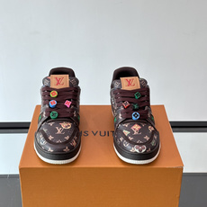 驴家 新配色 trainer运动鞋,本款 LV Trainer 运动鞋取材柔软粒面小牛皮,呈现纯净色调,后部#54标识追 驴家 新配色 trainer运动鞋,本款 LV Trainer 运动鞋取材柔软粒面小牛皮,呈现纯净色调,后部#54标识追