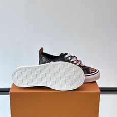 Louis Vuitton × Vans 联名帆布鞋,深棕色 Monogram 帆布鞋面,彩色 LV Monogra Louis Vuitton × Vans 联名帆布鞋,深棕色 Monogram 帆布鞋面,彩色 LV Monogra
