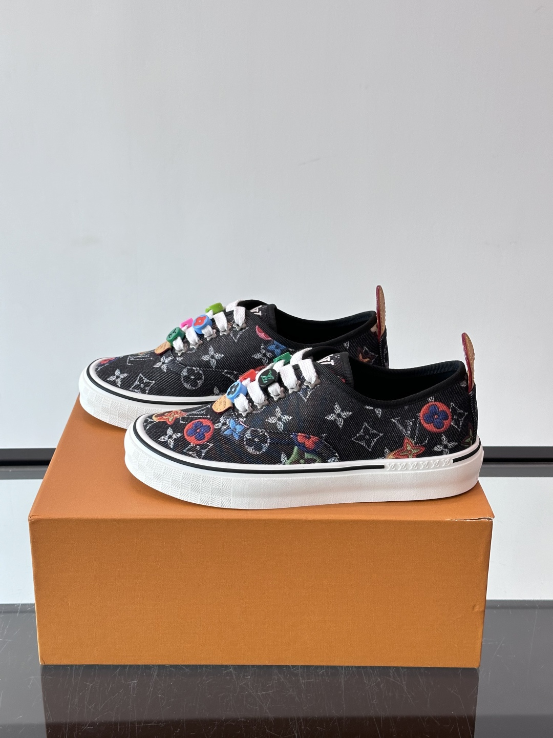 Louis Vuitton × Vans 联名帆布鞋,深棕色 Monogram 帆布鞋面,彩色 LV Monogra Louis Vuitton × Vans 联名帆布鞋,深棕色 Monogram 帆布鞋面,彩色 LV Monogra
