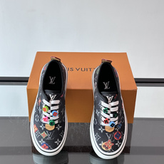 Louis Vuitton × Vans 联名帆布鞋,深棕色 Monogram 帆布鞋面,彩色 LV Monogra Louis Vuitton × Vans 联名帆布鞋,深棕色 Monogram 帆布鞋面,彩色 LV Monogra
