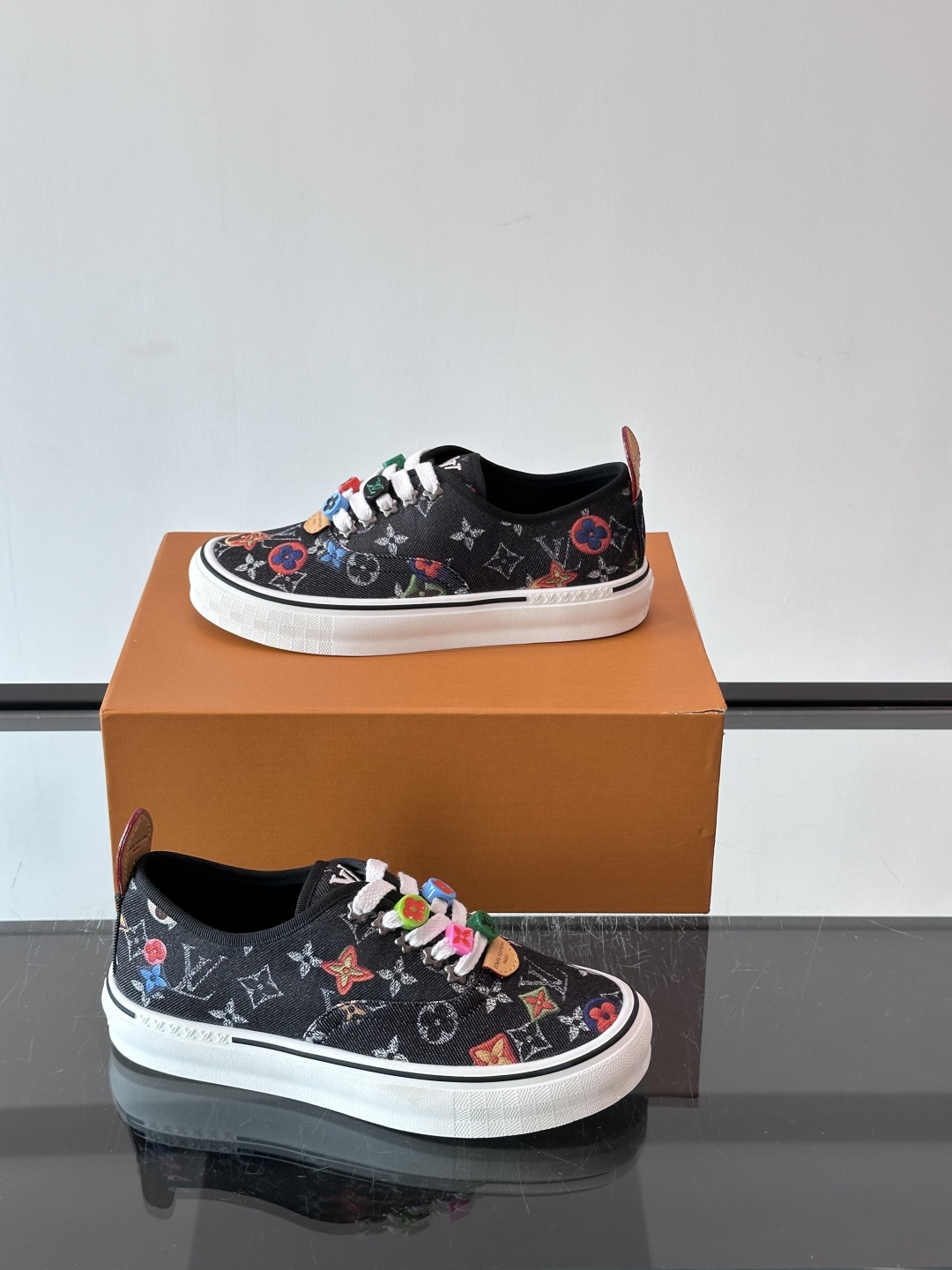 Louis Vuitton × Vans 联名帆布鞋,深棕色 Monogram 帆布鞋面,彩色 LV Monogra Louis Vuitton × Vans 联名帆布鞋,深棕色 Monogram 帆布鞋面,彩色 LV Monogra
