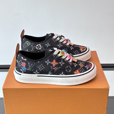 Louis Vuitton × Vans 联名帆布鞋,深棕色 Monogram 帆布鞋面,彩色 LV Monogra Louis Vuitton × Vans 联名帆布鞋,深棕色 Monogram 帆布鞋面,彩色 LV Monogra