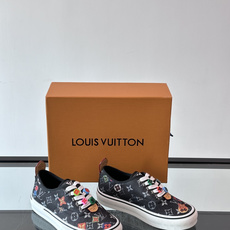 Louis Vuitton × Vans 联名帆布鞋,深棕色 Monogram 帆布鞋面,彩色 LV Monogra Louis Vuitton × Vans 联名帆布鞋,深棕色 Monogram 帆布鞋面,彩色 LV Monogra