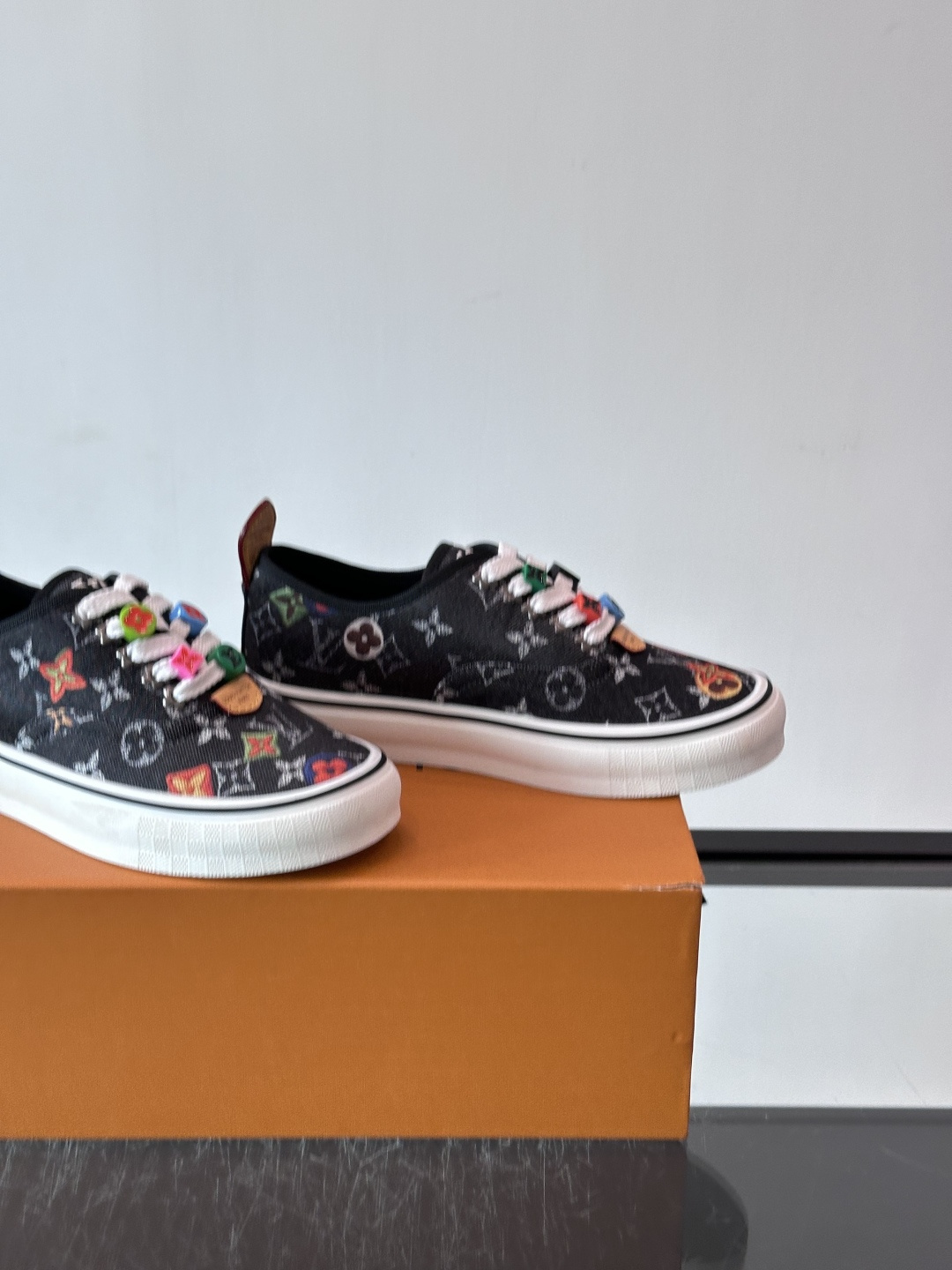 Louis Vuitton × Vans 联名帆布鞋,深棕色 Monogram 帆布鞋面,彩色 LV Monogra Louis Vuitton × Vans 联名帆布鞋,深棕色 Monogram 帆布鞋面,彩色 LV Monogra