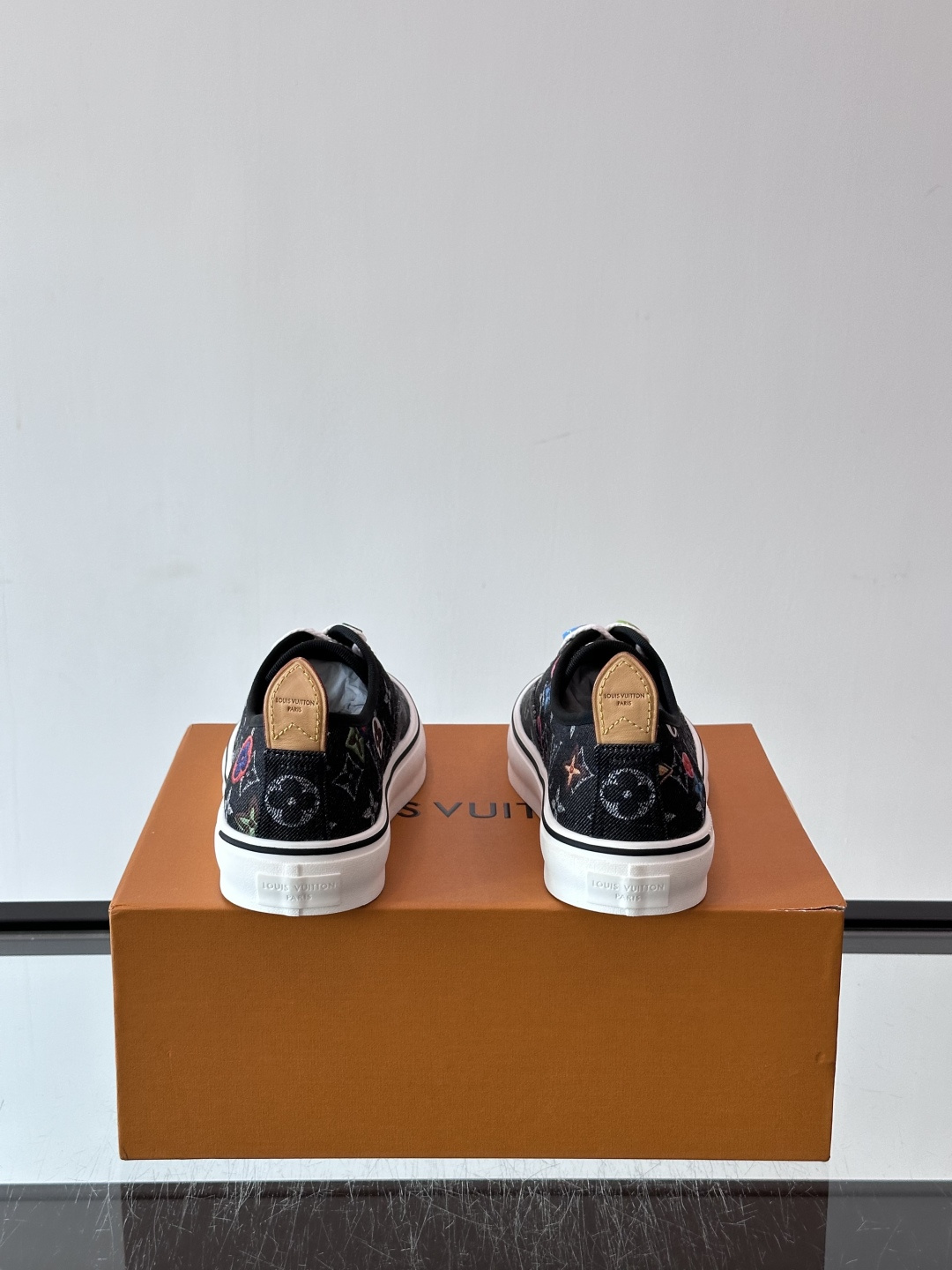 Louis Vuitton × Vans 联名帆布鞋,深棕色 Monogram 帆布鞋面,彩色 LV Monogra Louis Vuitton × Vans 联名帆布鞋,深棕色 Monogram 帆布鞋面,彩色 LV Monogra