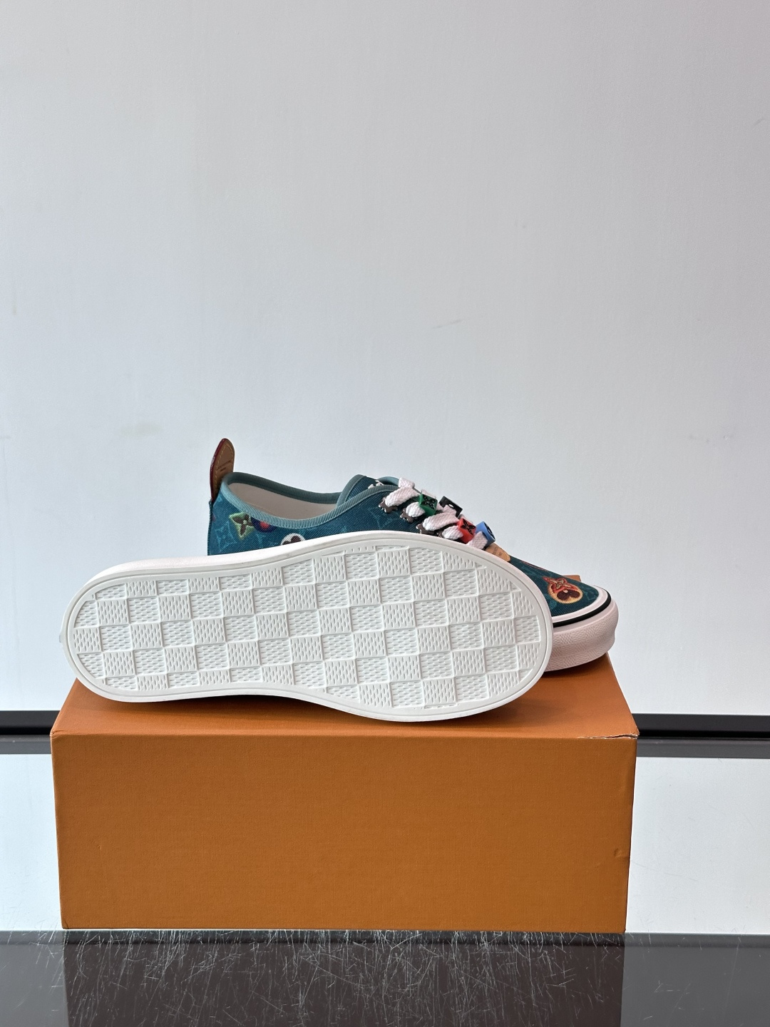Louis Vuitton × Vans 联名帆布鞋,深棕色 Monogram 帆布鞋面,彩色 LV Monogra Louis Vuitton × Vans 联名帆布鞋,深棕色 Monogram 帆布鞋面,彩色 LV Monogra