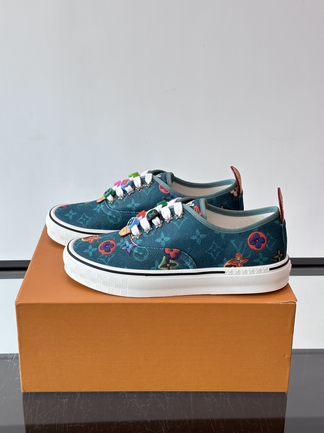 Louis Vuitton × Vans 联名帆布鞋,深棕色 Monogram 帆布鞋面,彩色 LV Monogra Louis Vuitton × Vans 联名帆布鞋,深棕色 Monogram 帆布鞋面,彩色 LV Monogra
