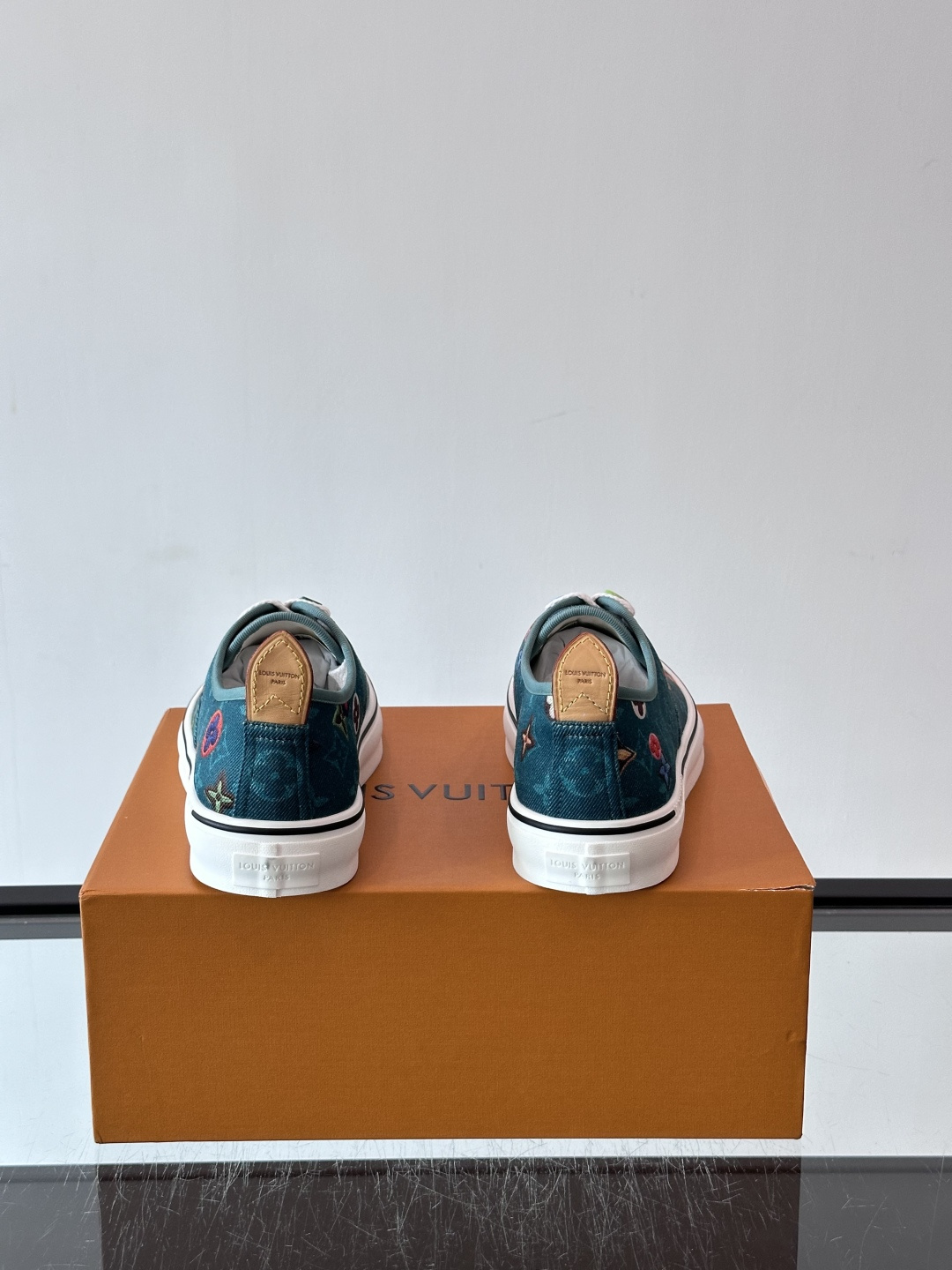 Louis Vuitton × Vans 联名帆布鞋,深棕色 Monogram 帆布鞋面,彩色 LV Monogra Louis Vuitton × Vans 联名帆布鞋,深棕色 Monogram 帆布鞋面,彩色 LV Monogra