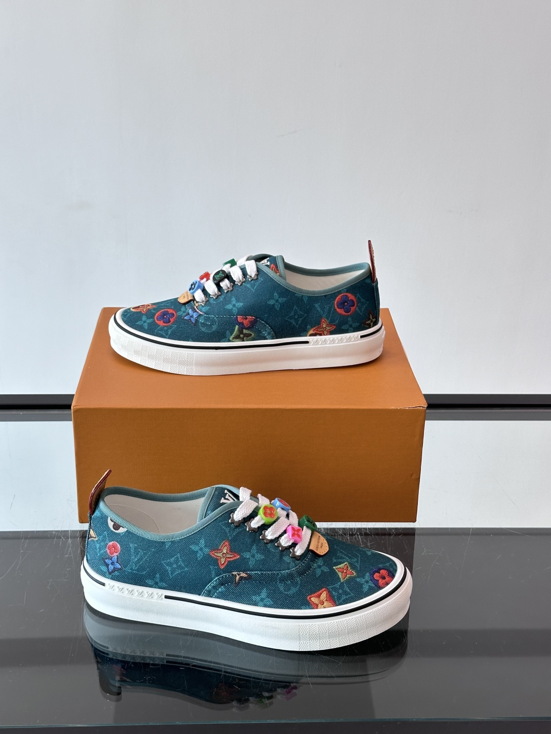 Louis Vuitton × Vans 联名帆布鞋,深棕色 Monogram 帆布鞋面,彩色 LV Monogra Louis Vuitton × Vans 联名帆布鞋,深棕色 Monogram 帆布鞋面,彩色 LV Monogra