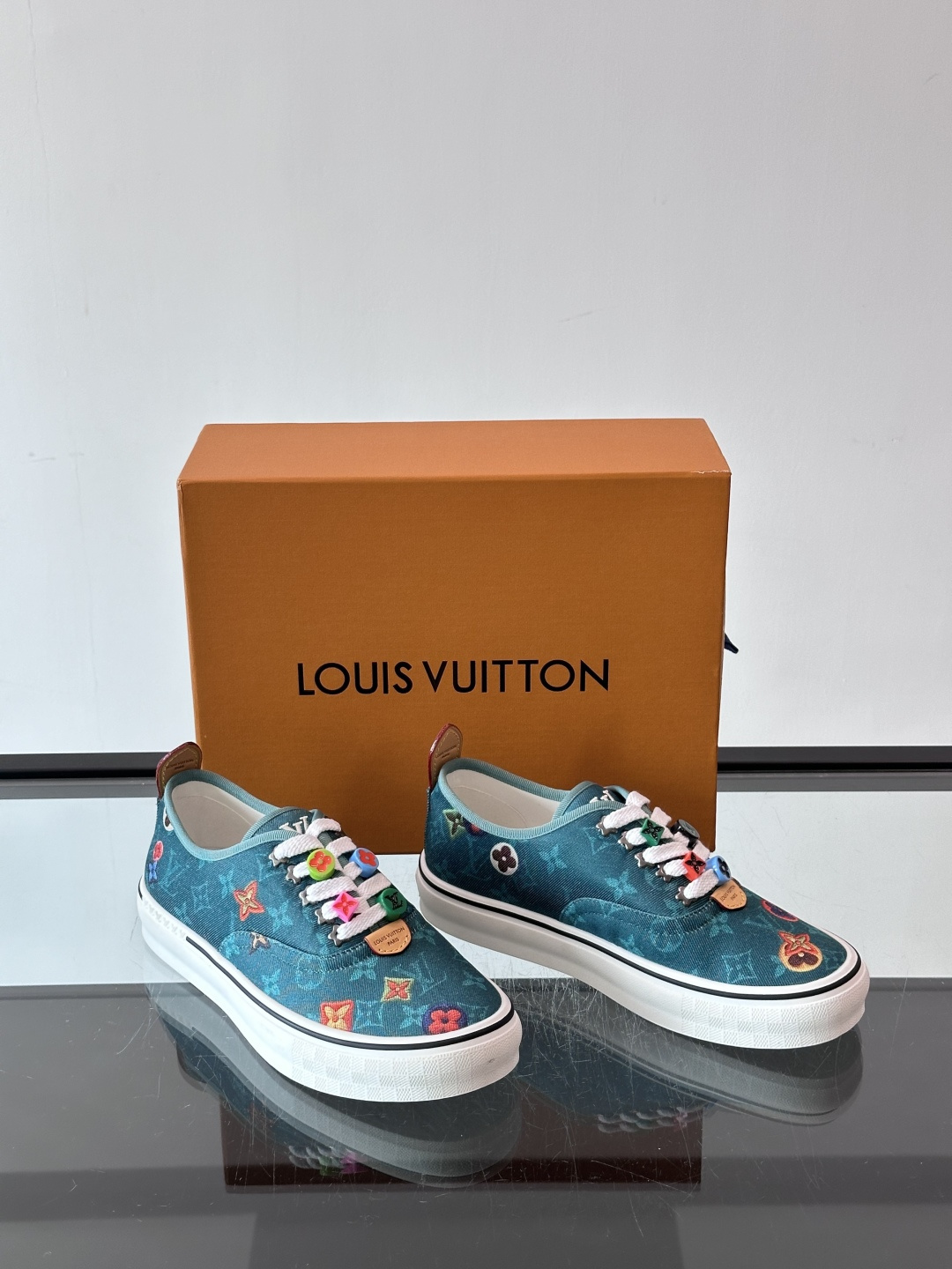 Louis Vuitton × Vans 联名帆布鞋,深棕色 Monogram 帆布鞋面,彩色 LV Monogra Louis Vuitton × Vans 联名帆布鞋,深棕色 Monogram 帆布鞋面,彩色 LV Monogra