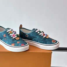 Louis Vuitton × Vans 联名帆布鞋,深棕色 Monogram 帆布鞋面,彩色 LV Monogra Louis Vuitton × Vans 联名帆布鞋,深棕色 Monogram 帆布鞋面,彩色 LV Monogra
