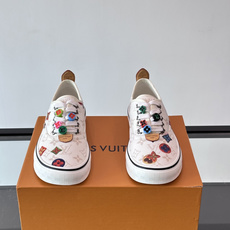 Louis Vuitton × Vans 联名帆布鞋,深棕色 Monogram 帆布鞋面,彩色 LV Monogra Louis Vuitton × Vans 联名帆布鞋,深棕色 Monogram 帆布鞋面,彩色 LV Monogra