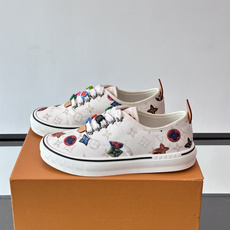Louis Vuitton × Vans 联名帆布鞋,深棕色 Monogram 帆布鞋面,彩色 LV Monogra Louis Vuitton × Vans 联名帆布鞋,深棕色 Monogram 帆布鞋面,彩色 LV Monogra