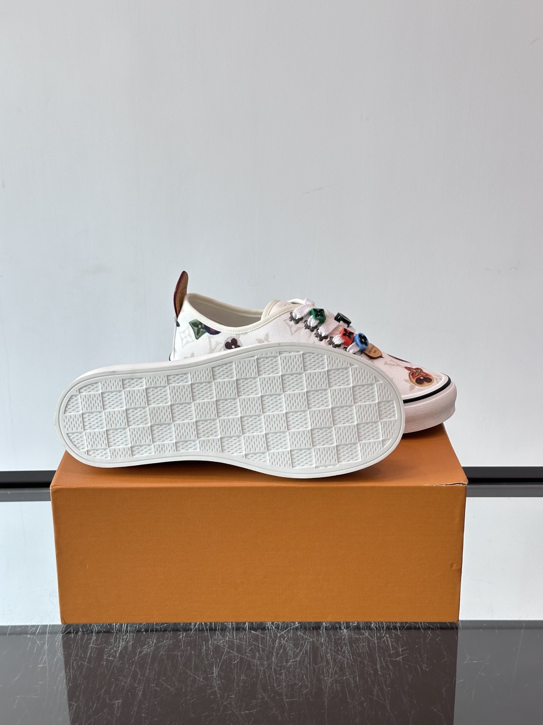 Louis Vuitton × Vans 联名帆布鞋,深棕色 Monogram 帆布鞋面,彩色 LV Monogra Louis Vuitton × Vans 联名帆布鞋,深棕色 Monogram 帆布鞋面,彩色 LV Monogra