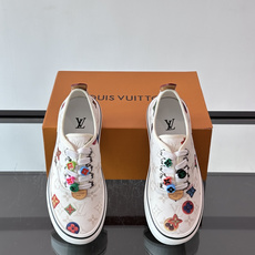 Louis Vuitton × Vans 联名帆布鞋,深棕色 Monogram 帆布鞋面,彩色 LV Monogra Louis Vuitton × Vans 联名帆布鞋,深棕色 Monogram 帆布鞋面,彩色 LV Monogra
