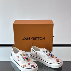 Louis Vuitton × Vans 联名帆布鞋,深棕色 Monogram 帆布鞋面,彩色 LV Monogra Louis Vuitton × Vans 联名帆布鞋,深棕色 Monogram 帆布鞋面,彩色 LV Monogra