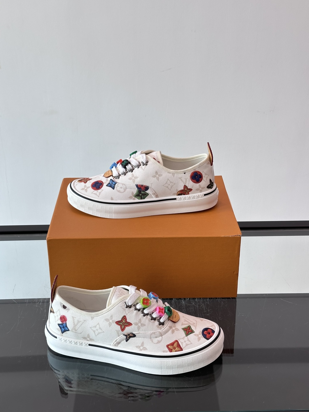 Louis Vuitton × Vans 联名帆布鞋,深棕色 Monogram 帆布鞋面,彩色 LV Monogra Louis Vuitton × Vans 联名帆布鞋,深棕色 Monogram 帆布鞋面,彩色 LV Monogra