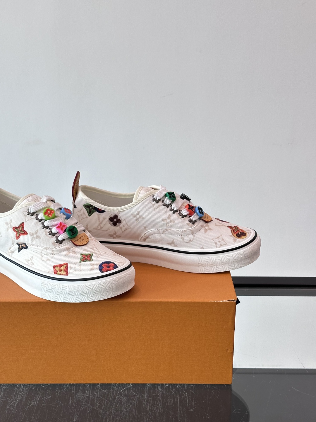 Louis Vuitton × Vans 联名帆布鞋,深棕色 Monogram 帆布鞋面,彩色 LV Monogra Louis Vuitton × Vans 联名帆布鞋,深棕色 Monogram 帆布鞋面,彩色 LV Monogra