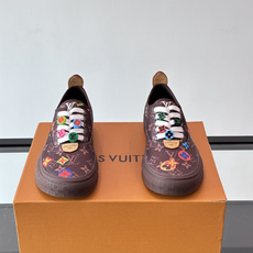 Louis Vuitton × Vans 联名帆布鞋,深棕色 Monogram 帆布鞋面,彩色 LV Monogra Louis Vuitton × Vans 联名帆布鞋,深棕色 Monogram 帆布鞋面,彩色 LV Monogra