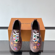 Louis Vuitton × Vans 联名帆布鞋,深棕色 Monogram 帆布鞋面,彩色 LV Monogra Louis Vuitton × Vans 联名帆布鞋,深棕色 Monogram 帆布鞋面,彩色 LV Monogra
