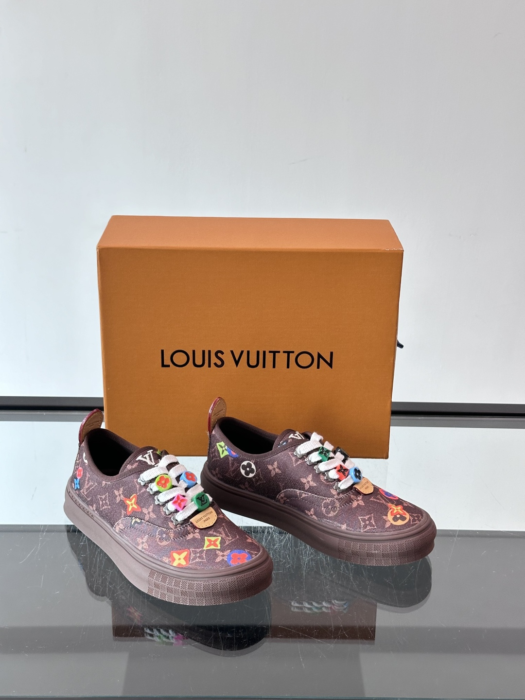 Louis Vuitton × Vans 联名帆布鞋,深棕色 Monogram 帆布鞋面,彩色 LV Monogra Louis Vuitton × Vans 联名帆布鞋,深棕色 Monogram 帆布鞋面,彩色 LV Monogra