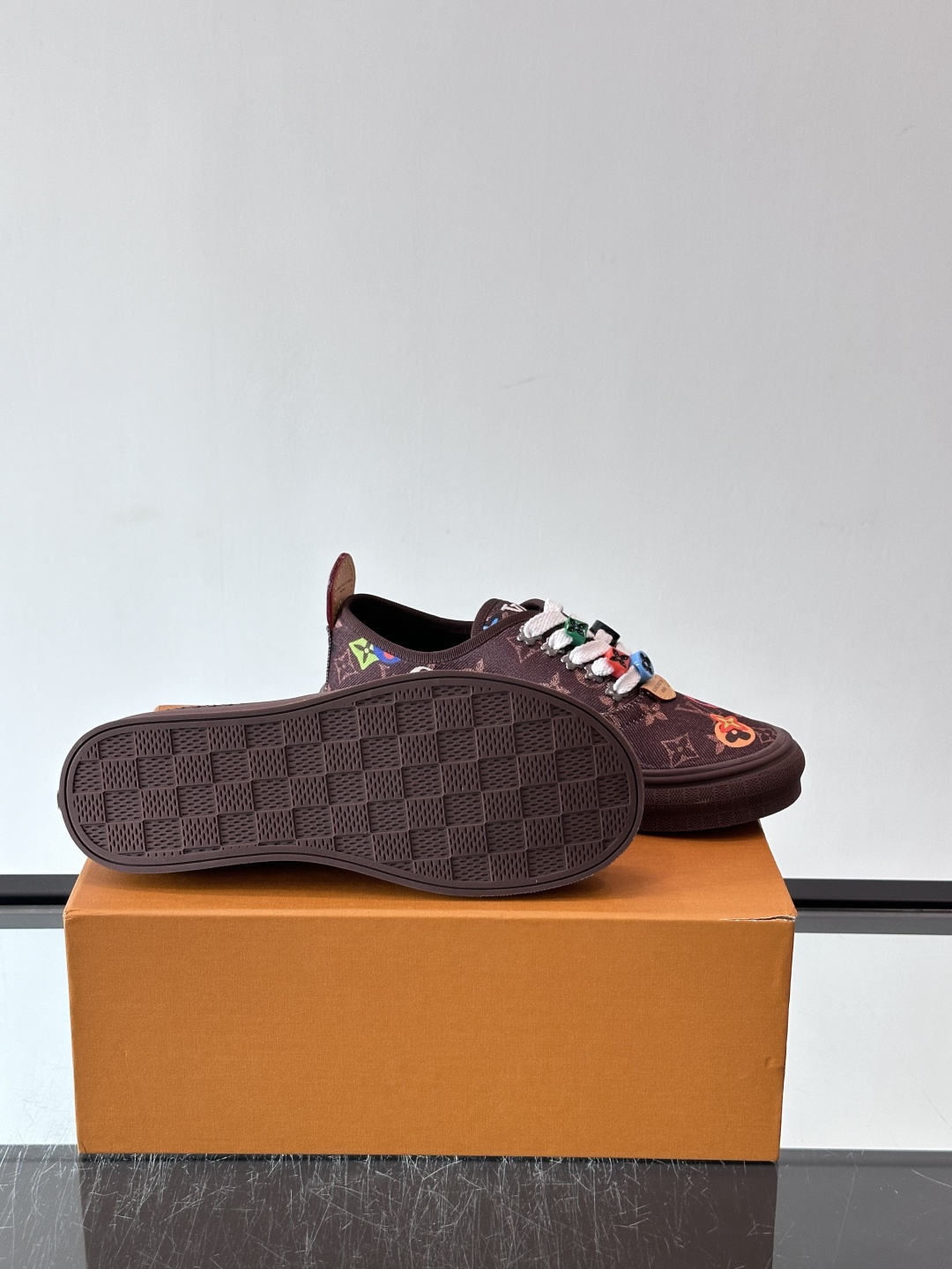 Louis Vuitton × Vans 联名帆布鞋,深棕色 Monogram 帆布鞋面,彩色 LV Monogra Louis Vuitton × Vans 联名帆布鞋,深棕色 Monogram 帆布鞋面,彩色 LV Monogra