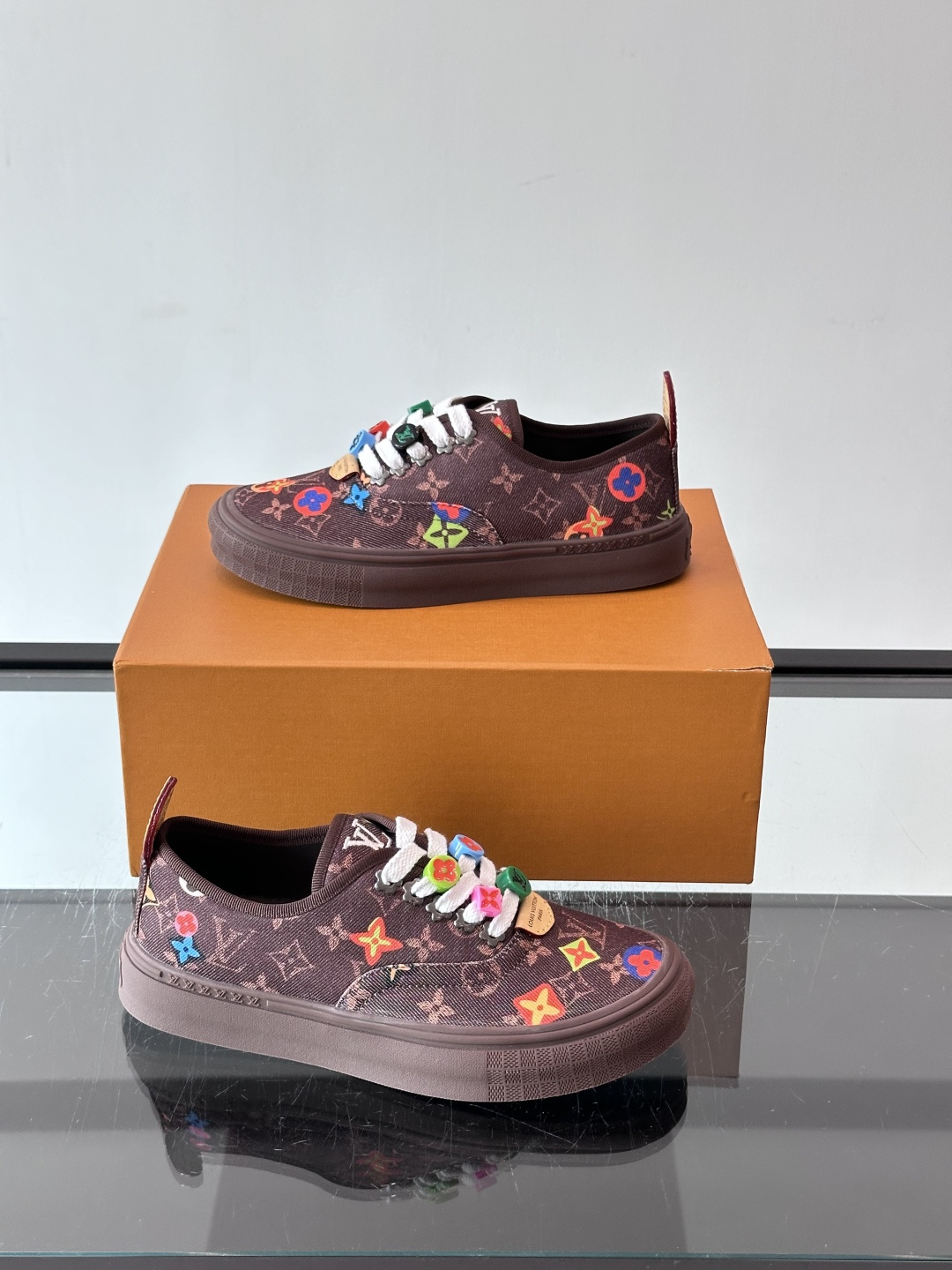 Louis Vuitton × Vans 联名帆布鞋,深棕色 Monogram 帆布鞋面,彩色 LV Monogra Louis Vuitton × Vans 联名帆布鞋,深棕色 Monogram 帆布鞋面,彩色 LV Monogra