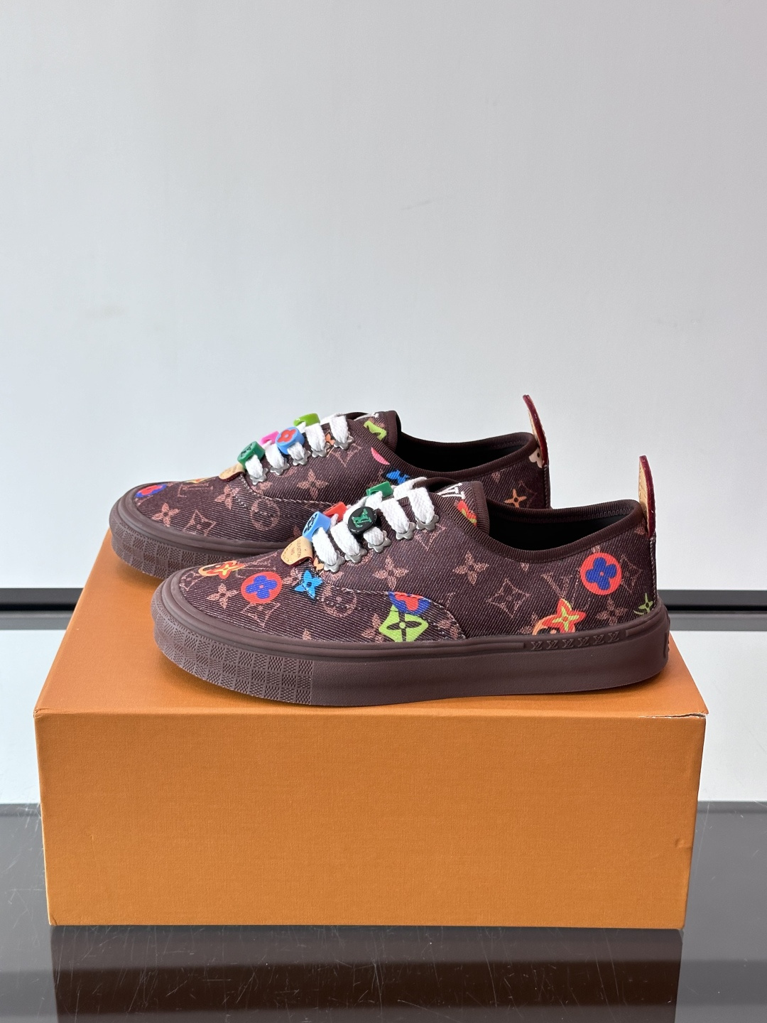 Louis Vuitton × Vans 联名帆布鞋,深棕色 Monogram 帆布鞋面,彩色 LV Monogra Louis Vuitton × Vans 联名帆布鞋,深棕色 Monogram 帆布鞋面,彩色 LV Monogra