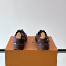 Louis Vuitton × Vans 联名帆布鞋,深棕色 Monogram 帆布鞋面,彩色 LV Monogra Louis Vuitton × Vans 联名帆布鞋,深棕色 Monogram 帆布鞋面,彩色 LV Monogra