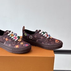 Louis Vuitton × Vans 联名帆布鞋,深棕色 Monogram 帆布鞋面,彩色 LV Monogra Louis Vuitton × Vans 联名帆布鞋,深棕色 Monogram 帆布鞋面,彩色 LV Monogra