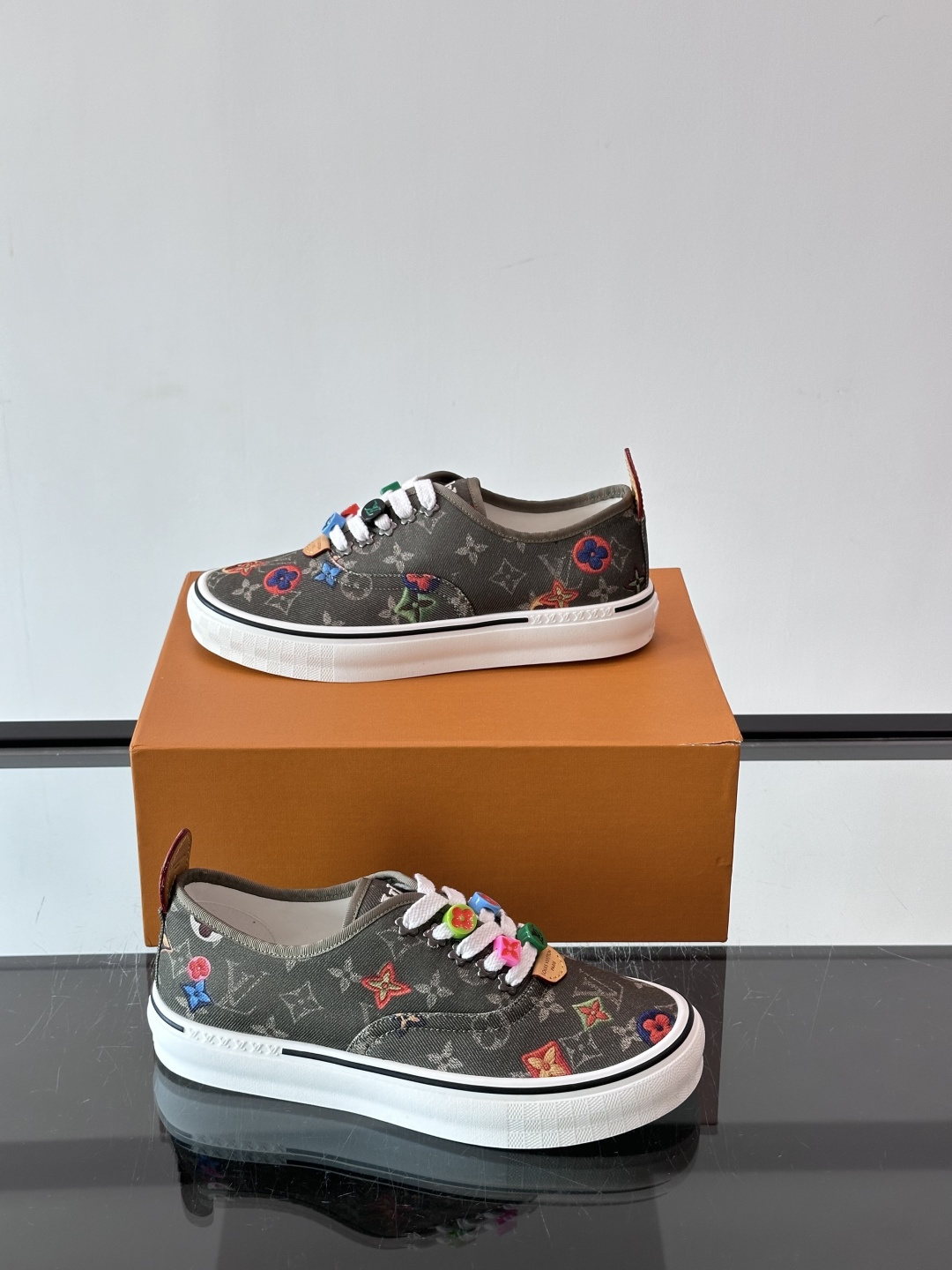 Louis Vuitton × Vans 联名帆布鞋,深棕色 Monogram 帆布鞋面,彩色 LV Monogra Louis Vuitton × Vans 联名帆布鞋,深棕色 Monogram 帆布鞋面,彩色 LV Monogra