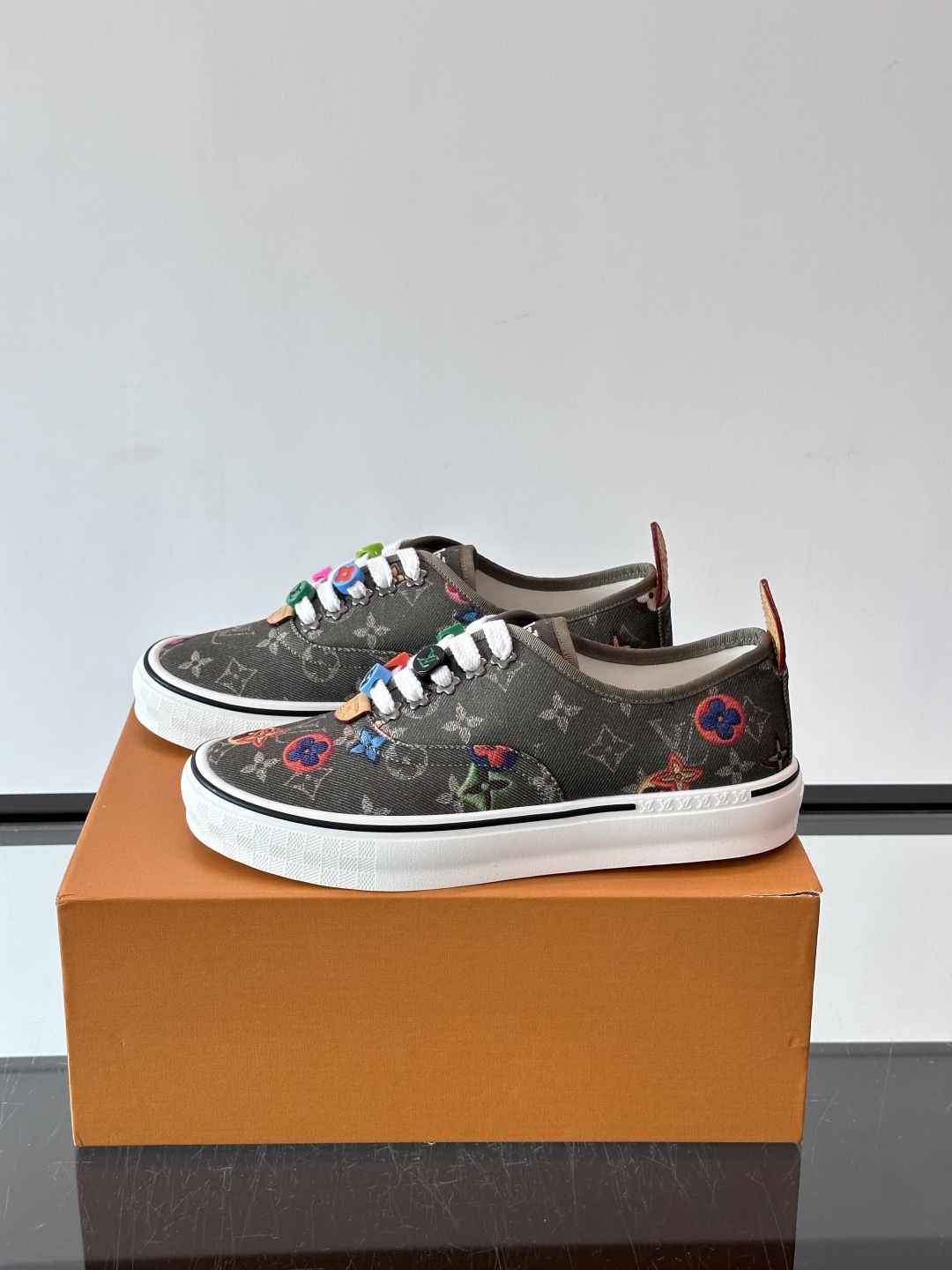 Louis Vuitton × Vans 联名帆布鞋,深棕色 Monogram 帆布鞋面,彩色 LV Monogra Louis Vuitton × Vans 联名帆布鞋,深棕色 Monogram 帆布鞋面,彩色 LV Monogra