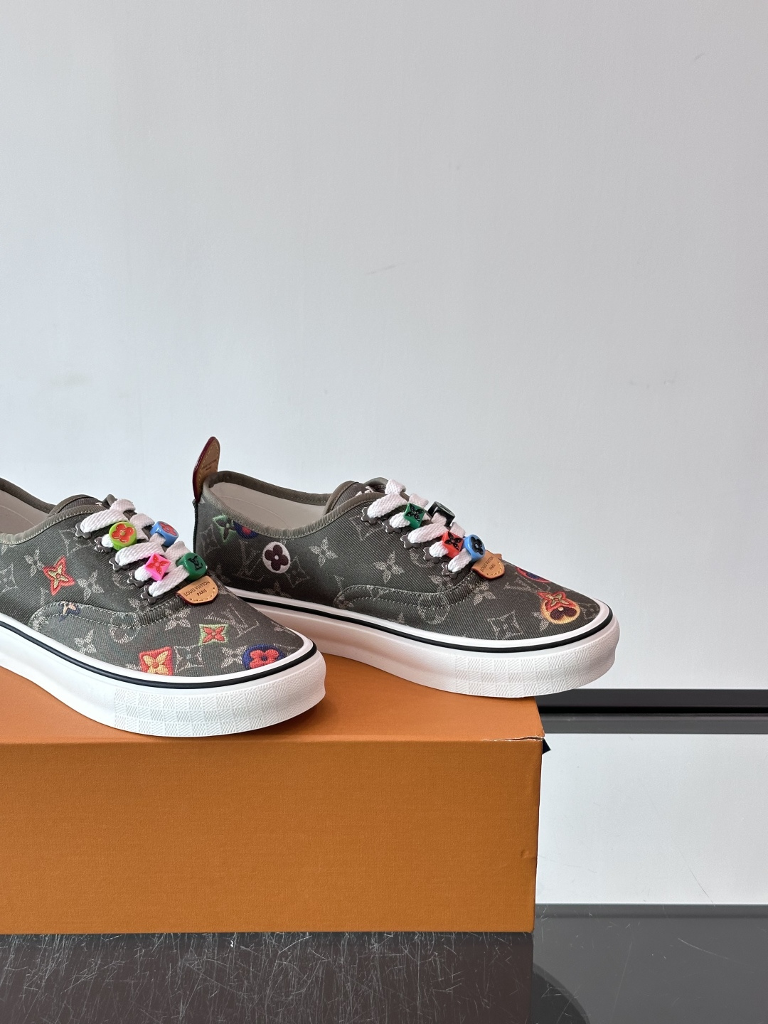 Louis Vuitton × Vans 联名帆布鞋,深棕色 Monogram 帆布鞋面,彩色 LV Monogra Louis Vuitton × Vans 联名帆布鞋,深棕色 Monogram 帆布鞋面,彩色 LV Monogra