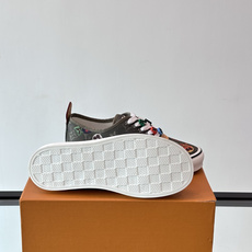 Louis Vuitton × Vans 联名帆布鞋,深棕色 Monogram 帆布鞋面,彩色 LV Monogra Louis Vuitton × Vans 联名帆布鞋,深棕色 Monogram 帆布鞋面,彩色 LV Monogra