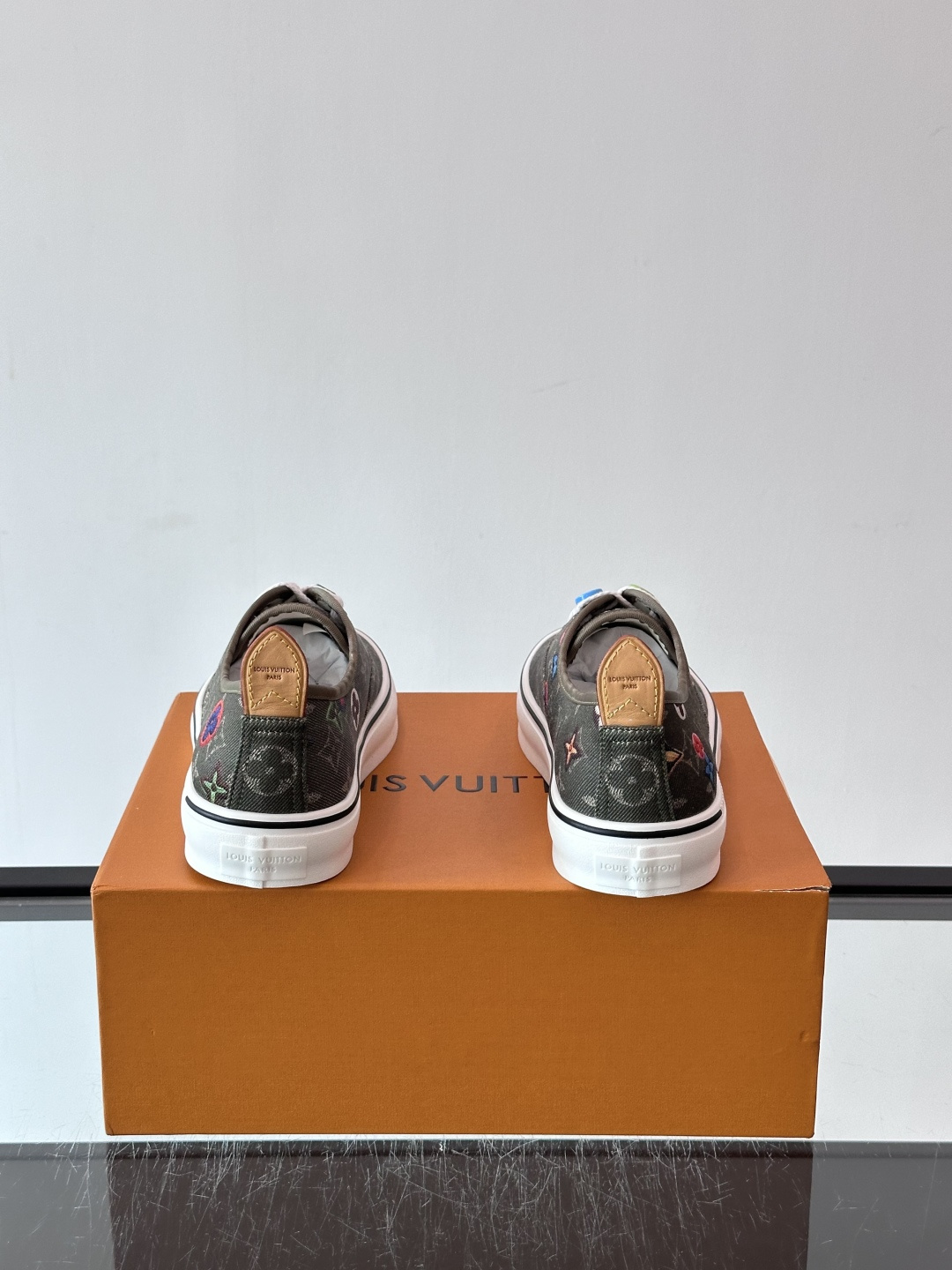 Louis Vuitton × Vans 联名帆布鞋,深棕色 Monogram 帆布鞋面,彩色 LV Monogra Louis Vuitton × Vans 联名帆布鞋,深棕色 Monogram 帆布鞋面,彩色 LV Monogra