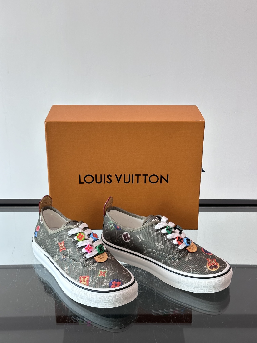 Louis Vuitton × Vans 联名帆布鞋,深棕色 Monogram 帆布鞋面,彩色 LV Monogra Louis Vuitton × Vans 联名帆布鞋,深棕色 Monogram 帆布鞋面,彩色 LV Monogra