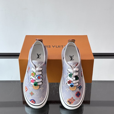 Louis Vuitton × Vans 联名帆布鞋,深棕色 Monogram 帆布鞋面,彩色 LV Monogra Louis Vuitton × Vans 联名帆布鞋,深棕色 Monogram 帆布鞋面,彩色 LV Monogra