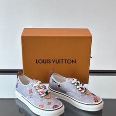 Louis Vuitton × Vans 联名帆布鞋,深棕色 Monogram 帆布鞋面,彩色 LV Monogra Louis Vuitton × Vans 联名帆布鞋,深棕色 Monogram 帆布鞋面,彩色 LV Monogra
