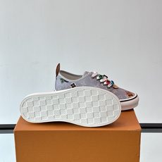 Louis Vuitton × Vans 联名帆布鞋,深棕色 Monogram 帆布鞋面,彩色 LV Monogra Louis Vuitton × Vans 联名帆布鞋,深棕色 Monogram 帆布鞋面,彩色 LV Monogra
