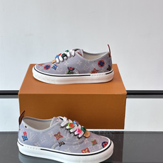 Louis Vuitton × Vans 联名帆布鞋,深棕色 Monogram 帆布鞋面,彩色 LV Monogra Louis Vuitton × Vans 联名帆布鞋,深棕色 Monogram 帆布鞋面,彩色 LV Monogra
