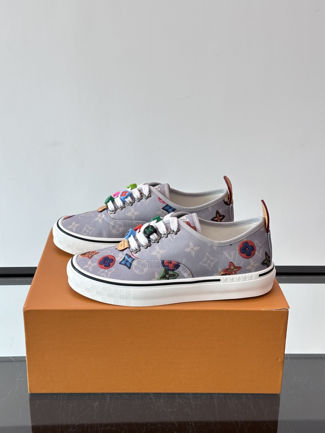 Louis Vuitton × Vans 联名帆布鞋,深棕色 Monogram 帆布鞋面,彩色 LV Monogra Louis Vuitton × Vans 联名帆布鞋,深棕色 Monogram 帆布鞋面,彩色 LV Monogra