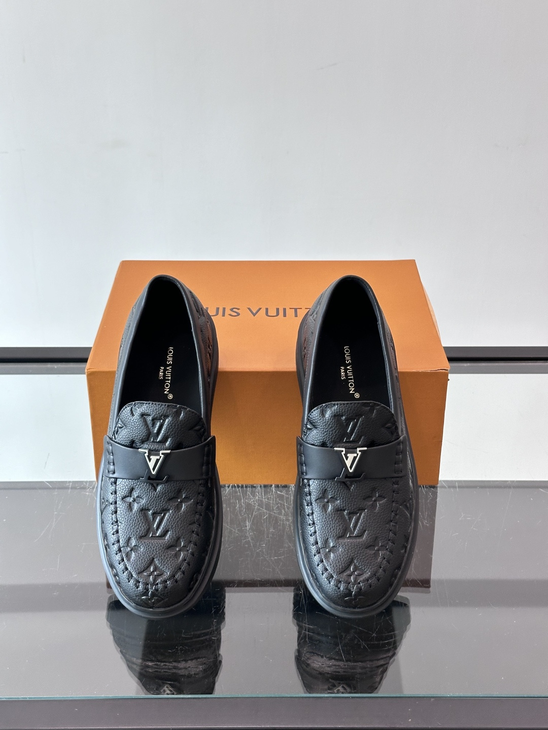Lv新品男士高端休闲乐福鞋，选用进口头层牛皮，原版超轻tPu大底，耐磨舒适，Monogram 点缀橡胶外底，皮内里，百搭