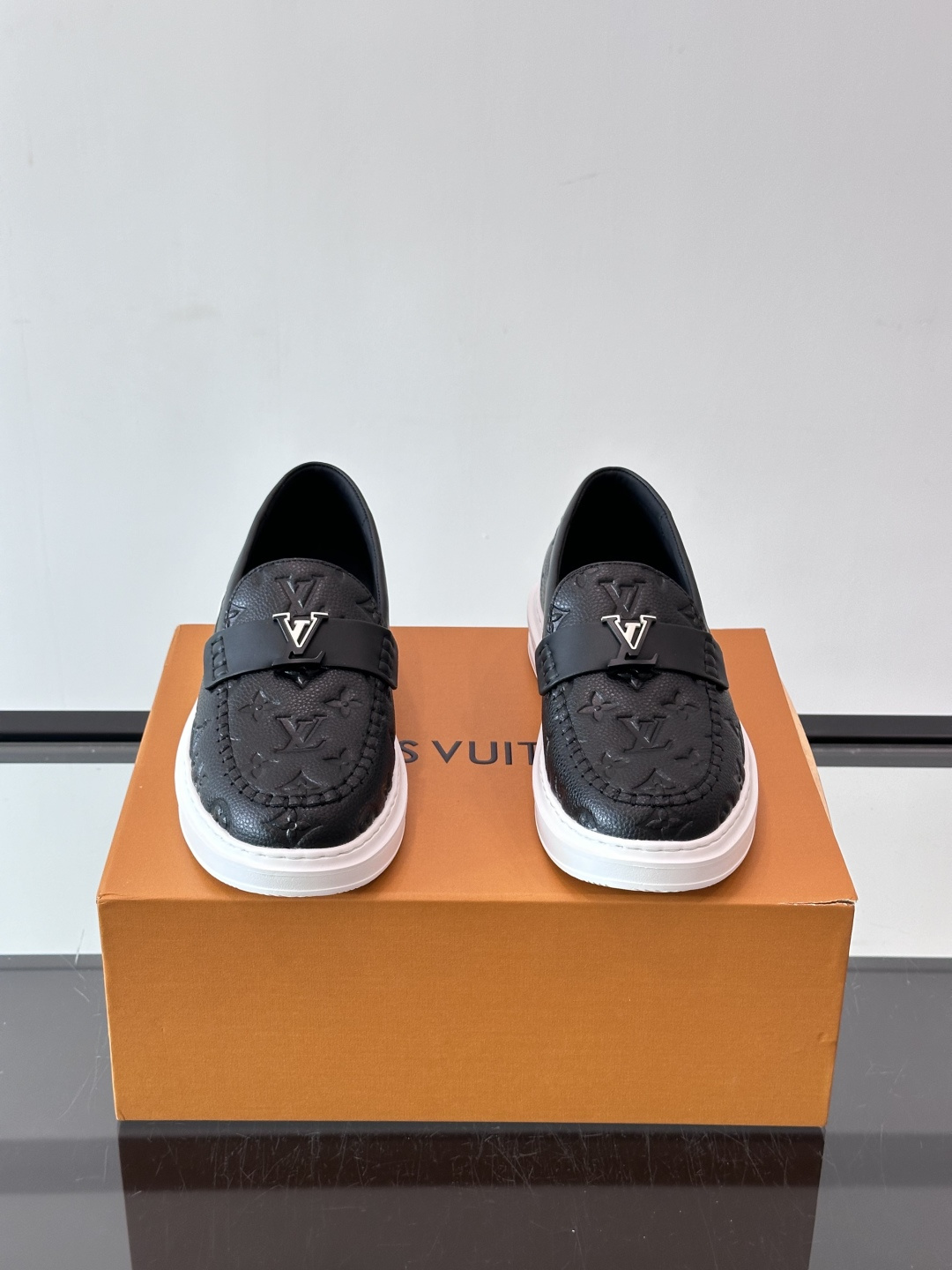 Lv新品男士高端休闲乐福鞋，选用进口头层牛皮，原版超轻tPu大底，耐磨舒适，Monogram 点缀橡胶外底，皮内里，百搭