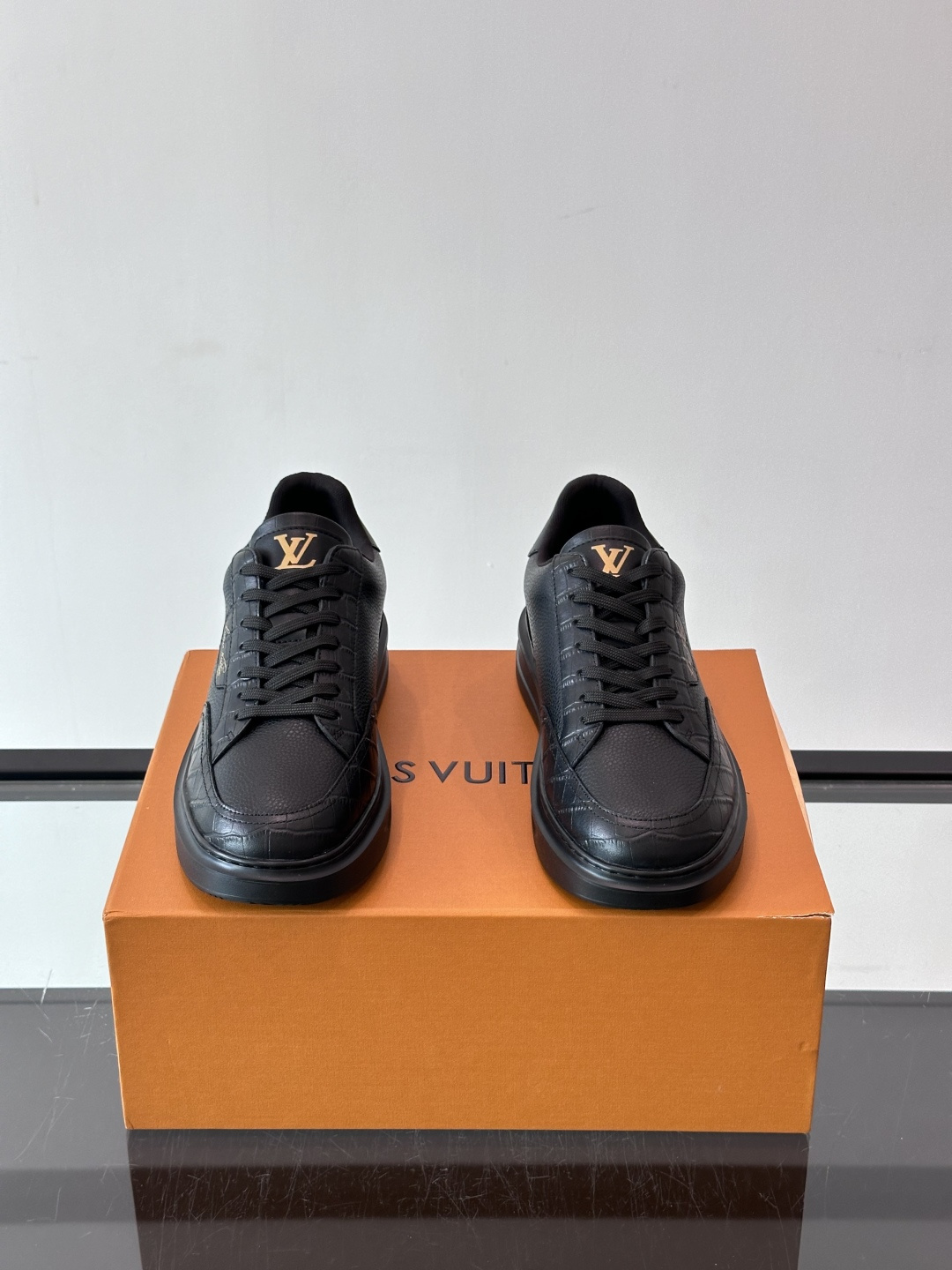 LV🌸BEVERLY HILLS 运动鞋本款 Beverly Hills 运动鞋为绒面牛皮革压印迷你 Monogram LV🌸BEVERLY HILLS 运动鞋本款 Beverly Hills 运动鞋为绒面牛皮革压印迷你 Monogram